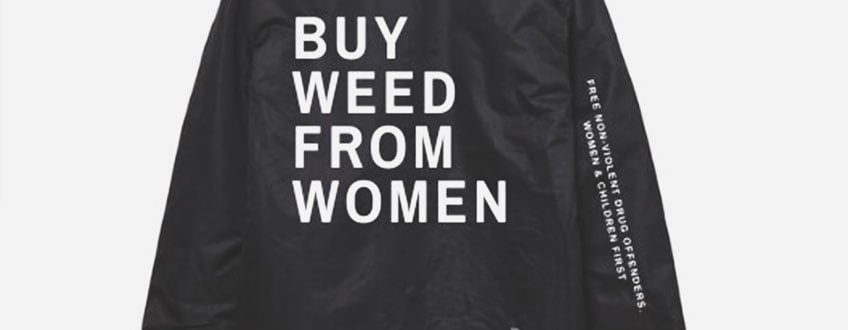 Buy Weed From Women Coach's Jacket Een zwarte jas met de woorden
