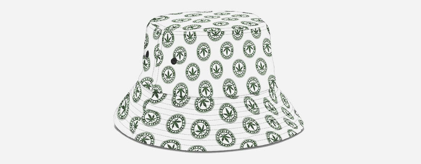 Medical Marijuana Bucket Hat Een witte bucket hat met een patroon van groene marihuanabladeren.