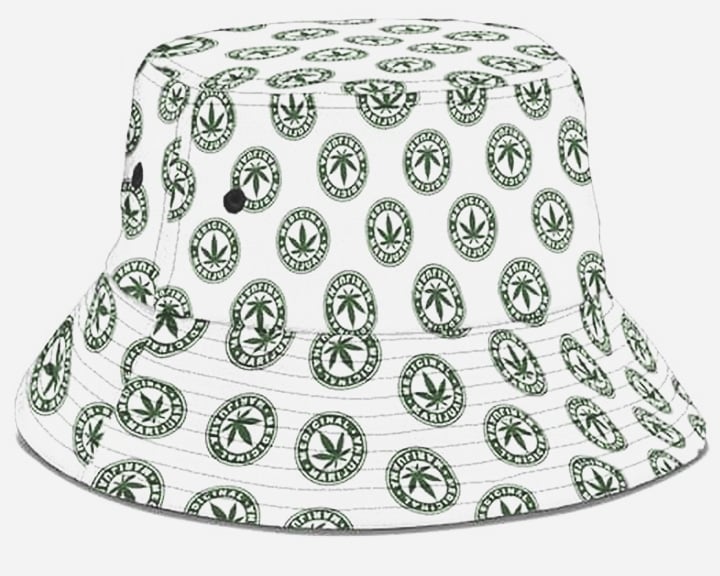 Medical Marijuana Bucket Hat Een witte bucket hat met een patroon van groene marihuanabladeren.