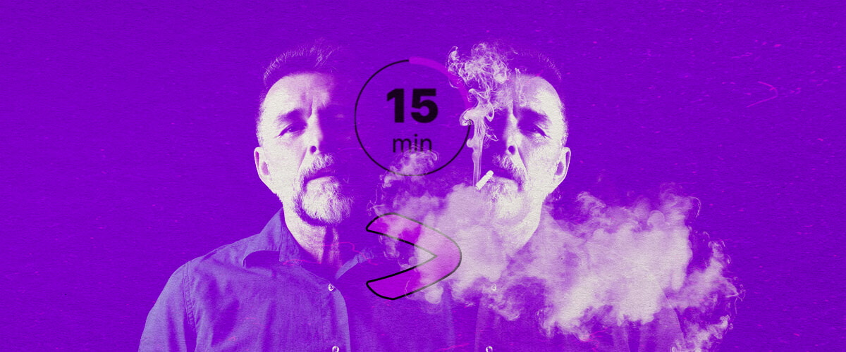 Cannabis Dosering en Dampconsumptie Gids Een artistiek portret van een bebaarde man die paarse damp rookt, met een nadenkende uitdrukking, symboliserend cannabisdosagemethoden, tegen een vibrante abstracte achtergrond.