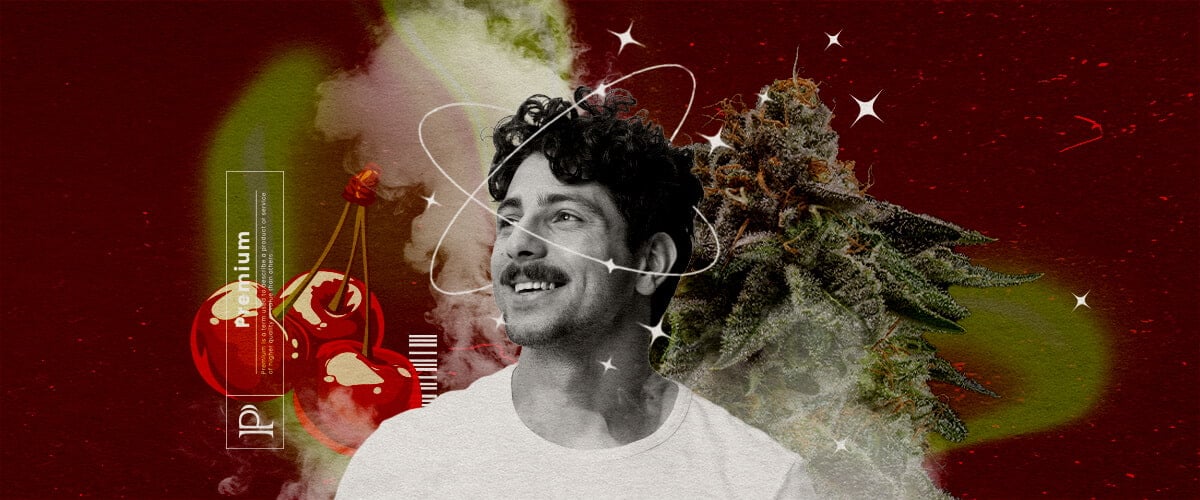 Effecten van Cherry Pie Weed Een illustratie van een glimlachende man met een cannabisbloem en premium kersenafbeeldingen op de achtergrond, tegen een levendige rood-groene kosmische achtergrond met ster- en rookeffecten, die de effecten van Cherry Pie weed benadrukt.