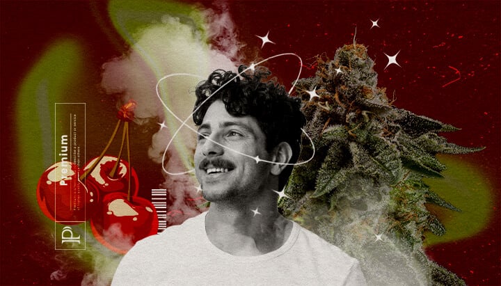 Effecten van Cherry Pie Weed Een illustratie van een glimlachende man met een cannabisbloem en premium kersenafbeeldingen op de achtergrond, tegen een levendige rood-groene kosmische achtergrond met ster- en rookeffecten, die de effecten van Cherry Pie weed benadrukt.
