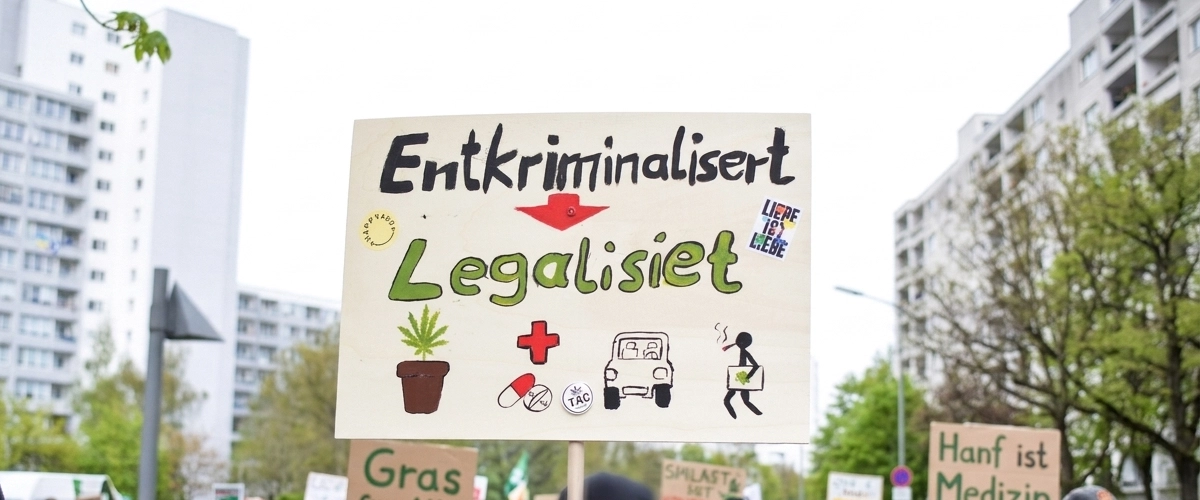 Pro-cannabislegalisatiebord tijdens een demonstratie in Duitsland waarin wordt opgeroepen tot decriminalisering en legalisering.