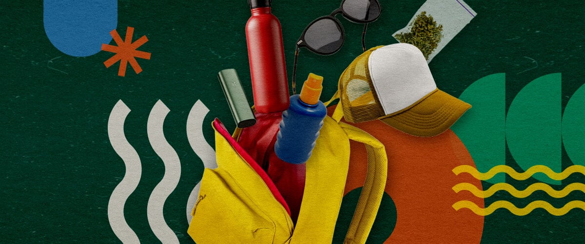 Een verzameling van essentiële items voor een cannabisvriendelijk festival, waaronder een gele rugzak, een rode waterfles, blauwe zonnebrandcrème, een zonnebril, een witte pet en een zakje cannabis, gerangschikt op een levendige groene achtergrond met kleurrijke geometrische vormen.