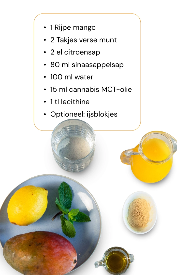 Ingrediënten voor een cannabis-smoothie met mango, citroen, munt, sinaasappelsap, water, cannabis-MCT-olie en lecithine, uitgestald op een witte achtergrond.