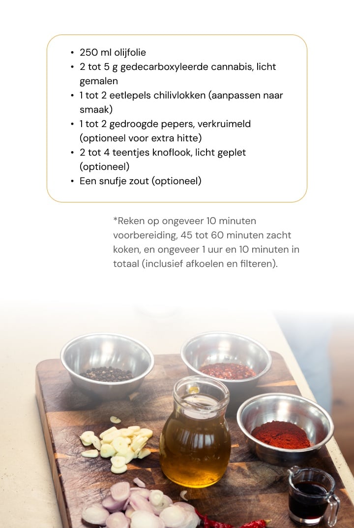 Cannabis-Geïnfuseerde Chili-Olijfolie – Ingrediënten en Bereidingstijd Ingrediënten voor met cannabis geïnfuseerde chili-olijfolie, waaronder olijfolie, gedecarboxyleerde cannabis, chilivlokken, gedroogde chilipepers, knoflook en zout op een houten plank