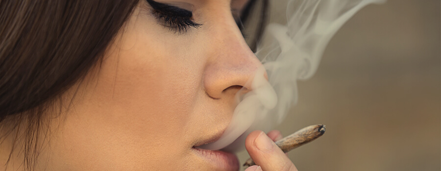 Rokende Beschimmelde Cannabis
