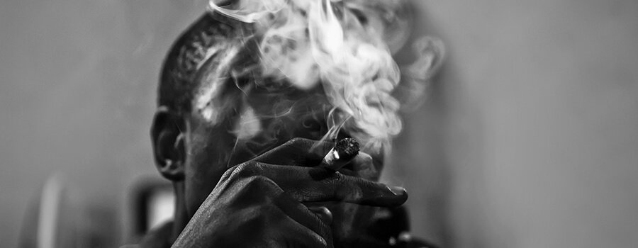 Tenendo Il Fumo Mentre Fuma Marijuanarook Vasthouden Tijdens Het Roken Van Marihuana