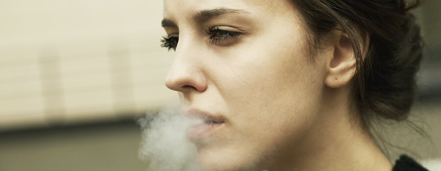 Jong Meisje Met Rokende Cannabis