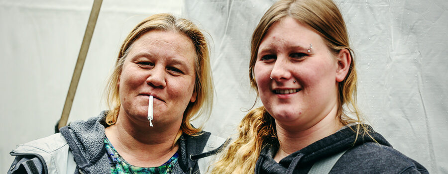 Moeder Rokende Cannabis Van Middelbare Leeftijd
