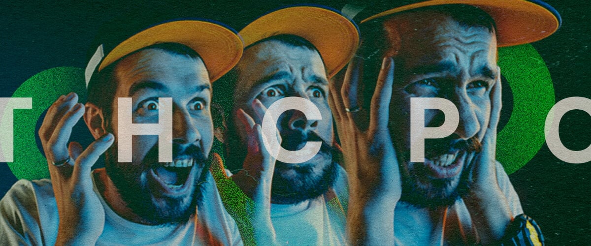 Begrijp de Risico's en Bijwerkingen van THCPO met Deze Dramatische Expressieve Illustratie Dynamische afbeelding van drie expressieve mannen met geschokte gezichten die gele hoeden dragen, overladen met de tekst