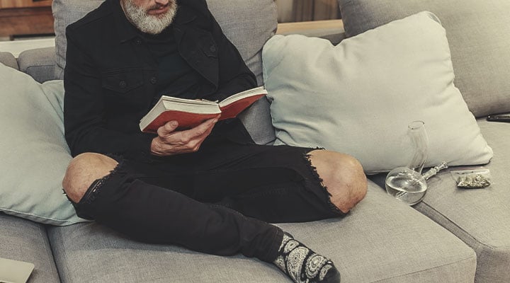 Ga in een boekenwinkel tussen de boeken snuffelen