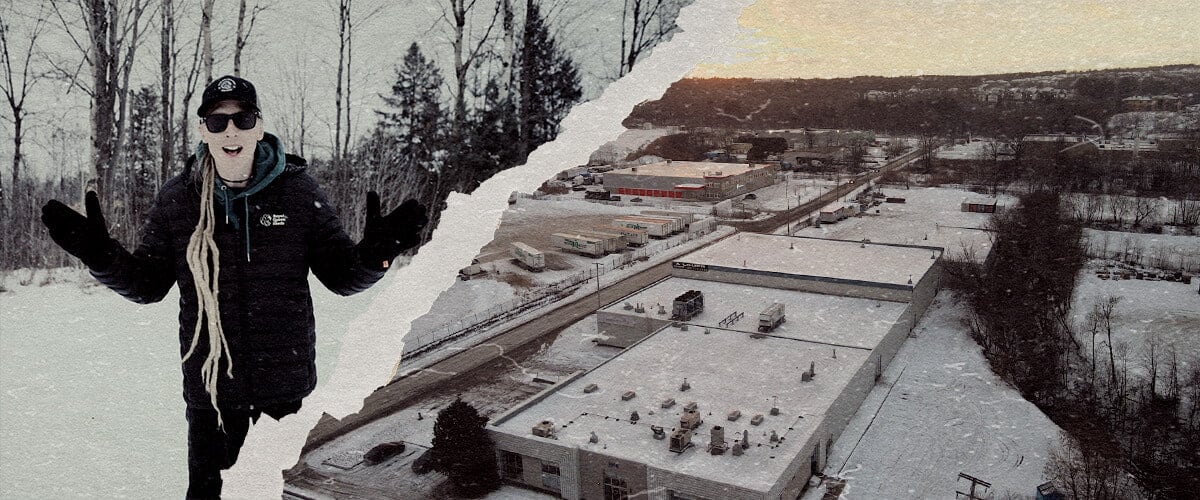 CRIC Labs Cannabis Kweek in Canadese Winter Gids Een illustratie van Max die CRIC Labs nadert in een besneeuwde Canadese winter, in contrast met een geavanceerde indoor kweekruimte met cannabis-hybriden, geavanceerde verlichting en klimaatbeheersing, tegen een groene achtergrond.
