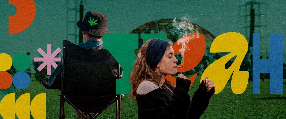 Een persoon die een joint rookt op een cannabisvriendelijk muziekfestival in 2025, zittend op een stoel met een andere persoon op de achtergrond, tegen een kleurrijke achtergrond van groene, oranje en gele geometrische vormen en een hoed met cannabisblad.