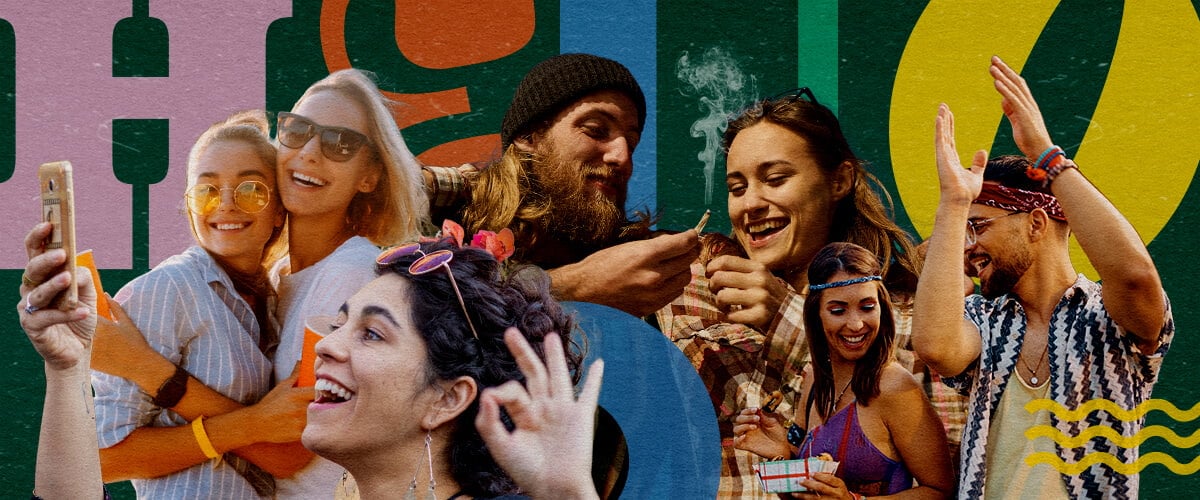 Groep vrienden op een cannabisvriendelijk muziekfestival, lachend, selfies nemend, dansend en een joint delend, met een kleurrijke achtergrond van groene, gele en blauwe geometrische vormen, die de levendige festivalatmosfeer vastlegt.