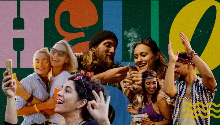 Groep vrienden op een cannabisvriendelijk muziekfestival, lachend, selfies nemend, dansend en een joint delend, met een kleurrijke achtergrond van groene, gele en blauwe geometrische vormen, die de levendige festivalatmosfeer vastlegt.