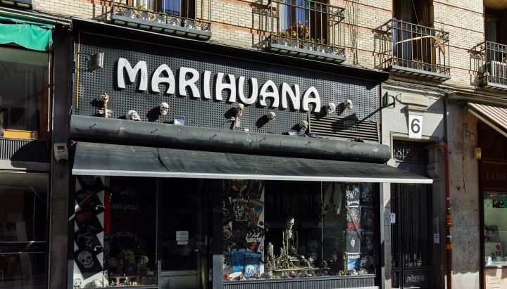 Voorgevel van een cannabis social club in Spanje met een groot marihuana-bord boven de ingang.