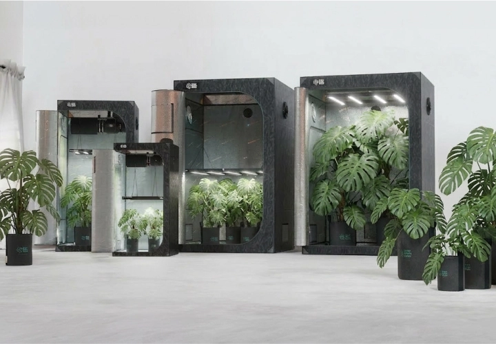 Indoor kweektenten met grow bags en plantcontainers in een moderne setup die geoptimaliseerde drainage, wortelbeluchting en efficiënt watergebruik benadrukt