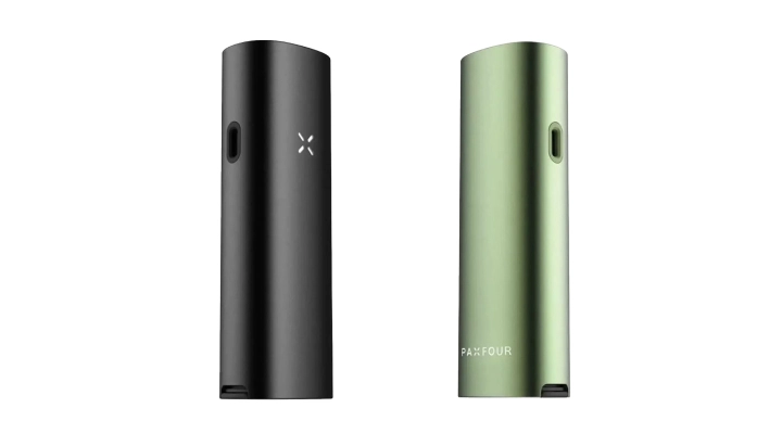 Kleuropties van de PAX Four vaporizer in zwart en groen Zwarte en groene PAX Four vaporizers naast elkaar weergegeven, met nadruk op het slanke compacte ontwerp, de led-bloembladindicator, de oplaadpoort aan de zijkant en de kleuropties