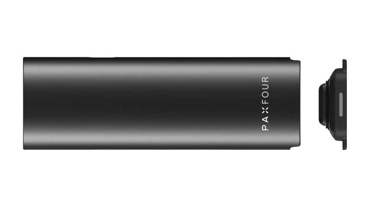Productweergave van de PAX Four vaporizer in de hand PAX Four vaporizer vastgehouden in één hand, met zijn slanke matte behuizing, compacte formaat en led-bloembladindicator aan de voorkant