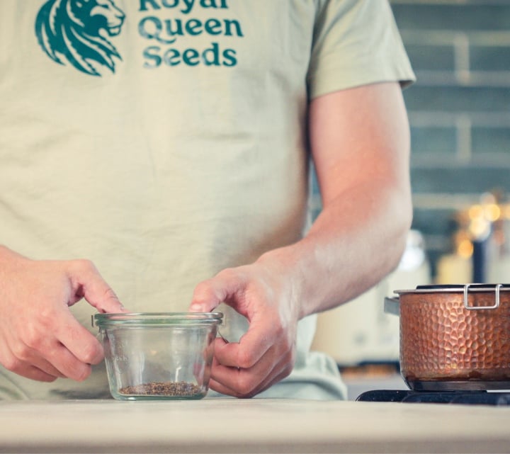 Stap 1: Cannabis decarboxyleren voor MCT-olie-infusie Gedroogde cannabis voorbereiden in een glazen pot vóór decarboxylatie, eerste stap voor het maken van cannabis MCT-olie