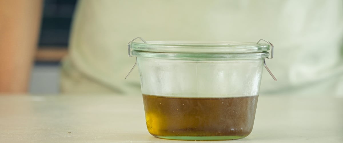 Stap 4: Cannabis MCT-Olie Correct Bewaren Cannabis-geïnfuseerde MCT-olie in een luchtdichte amberkleurige glazen fles gieten voor opslag, laatste stap van het infusieproces