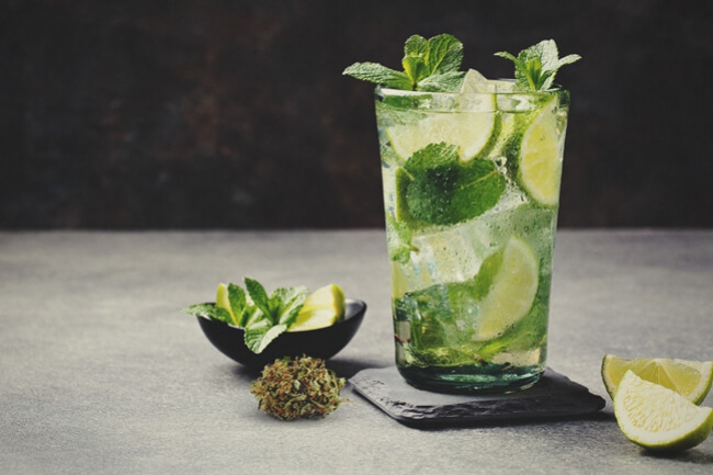 Hoe Je Een Met Cannabis Verrijkte Mojito Maakt 