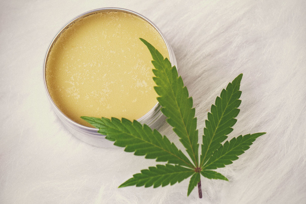 Hoe maak je biologische cannabiszalf?