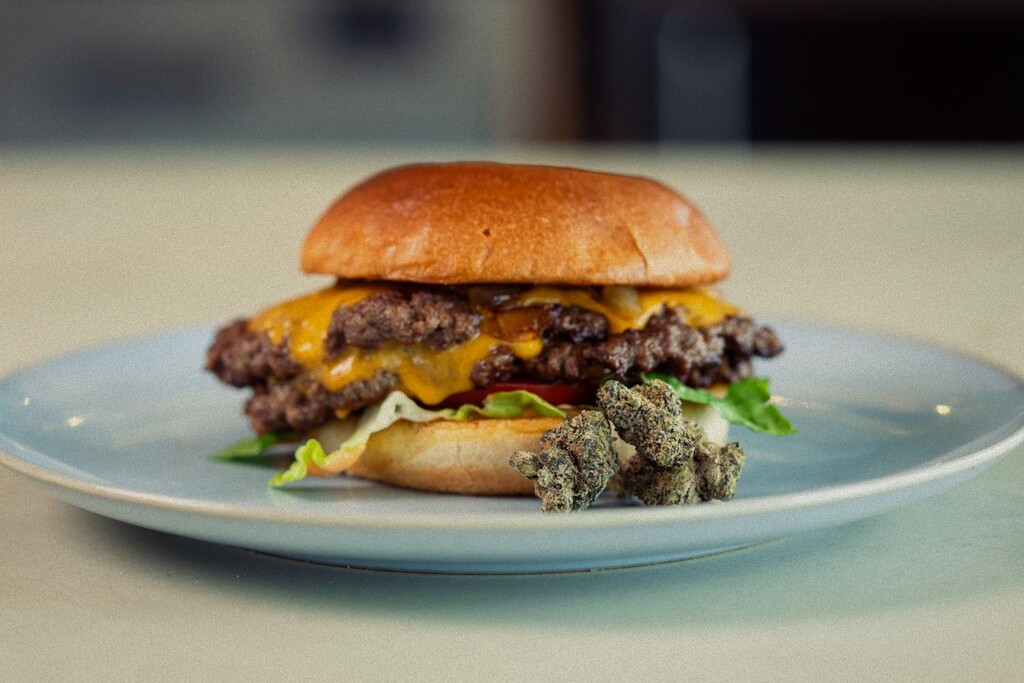 Cannabisburger maken: een eenvoudige thuisburger met wietboter